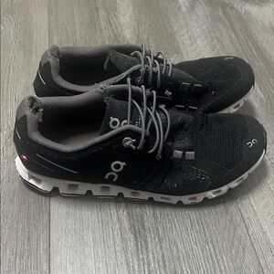 Oncloud woman’s well worn athletic shoes / size 6.5